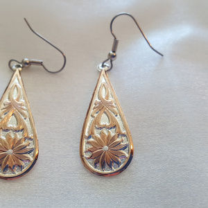 Montana Silversmiths Bitterroot Drop Earrings. New